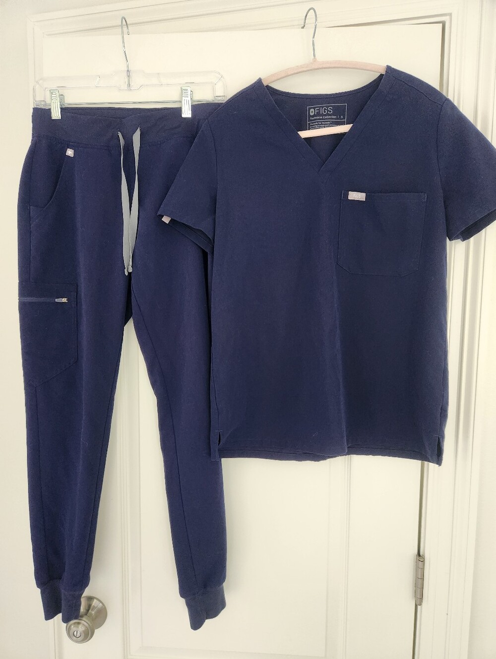 FIGS Navy Blue Tecnical Scrub Set V-Neck Top & Joggers Small